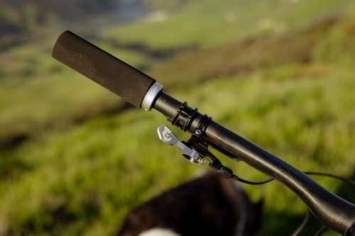 Wolf Tooth Lock-On Fat Paw Grip - Black Grip with Black Collar