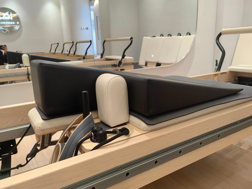 CONFTO Large Upholstered Wedge, Exercise Equipment for Pilates Reformer, Workout Pad for Pilates, Ideal for Athletes and Physical Therapy, Pilates Machine Home Gym or Studio Use