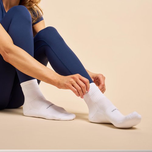 Feetures High Performance Max Cushion Quarter Tall Sock for Women & Men - Moisture-Wicking Athletic Socks - White - M (1 Pair)