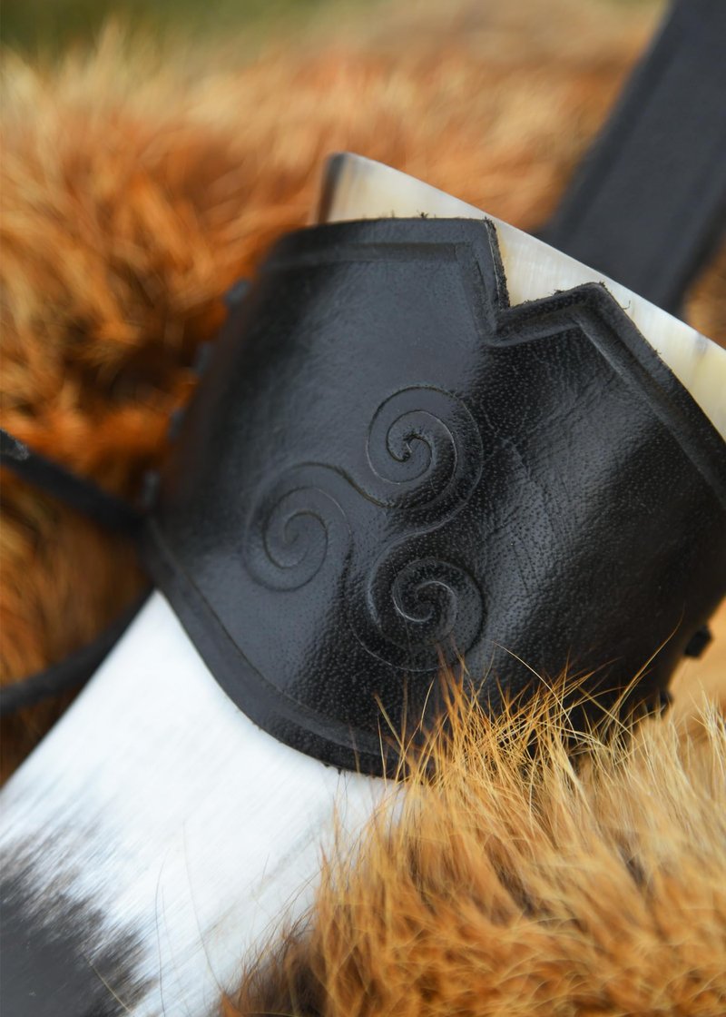 ULFBERTH - Genuine Leather Drinking Horn Holster with Embossed Triskele - Belt Holder for Drinking Horns – Medieval, Viking, LARP (Black, 0,2l - 0,3 l)