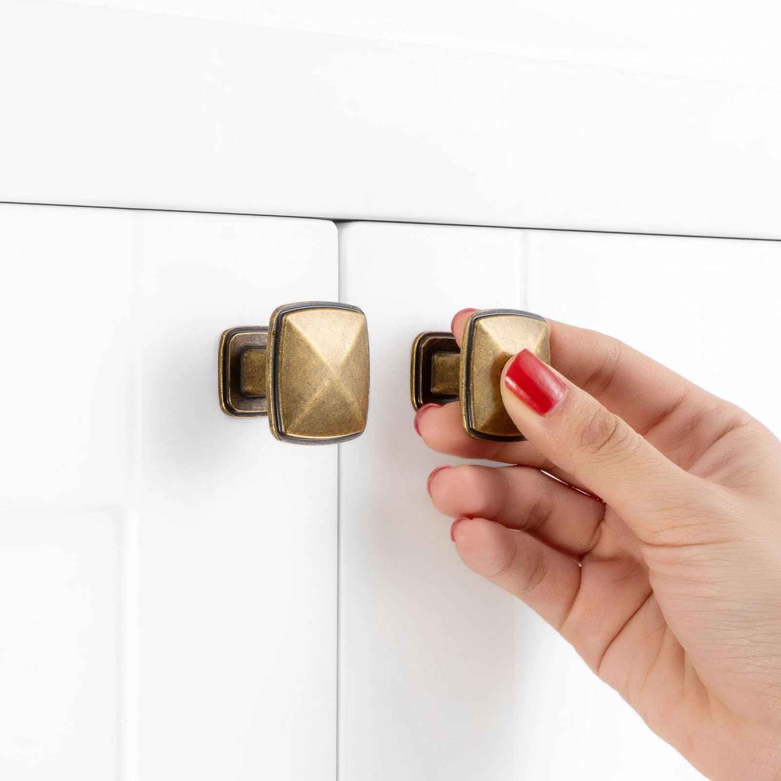 BEROSSA Antique Brass Cabinet Knobs Vintage Brass Drawer Knobs, 10 Pack 1-1/4 Inch, 1990 Square Single Hole Cabinet Pulls for Kitchen Cabinets Drawers Bedroom Dresser Cupboard Bathroom Vanity