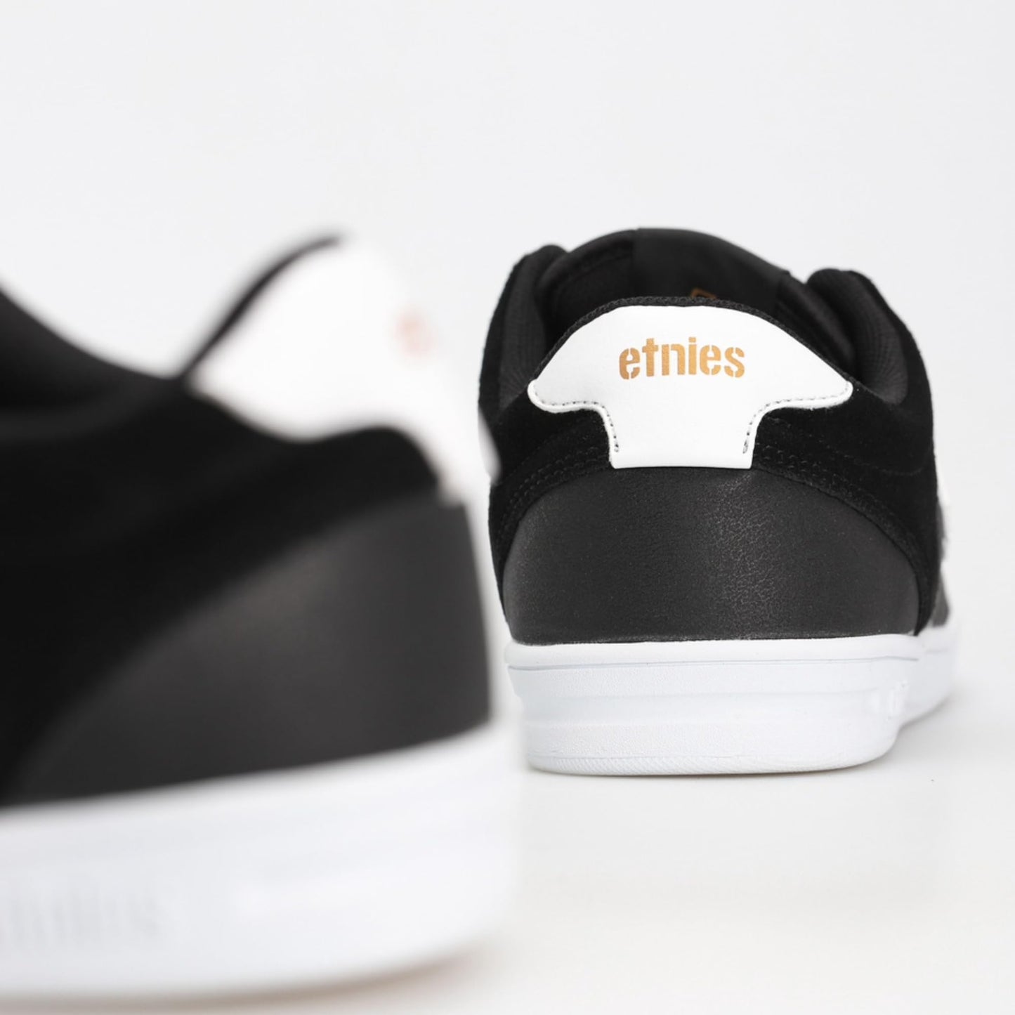 Etnies The Aurelien – Contemporary Athletic Skate Look, Reinforced Build, Michelin Outsole 3 x More Durable - Black/White - 11.5