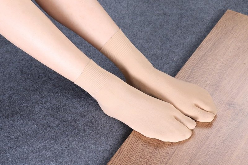 SUNTRADE 3 Pair Women Japan Tabi Socks, Split 2 Toe Sandals Thin Breathable Crew Ankle Socks for Athletic Summer Run Spring (US, Alpha, One Size, Regular, Regular, Beige)