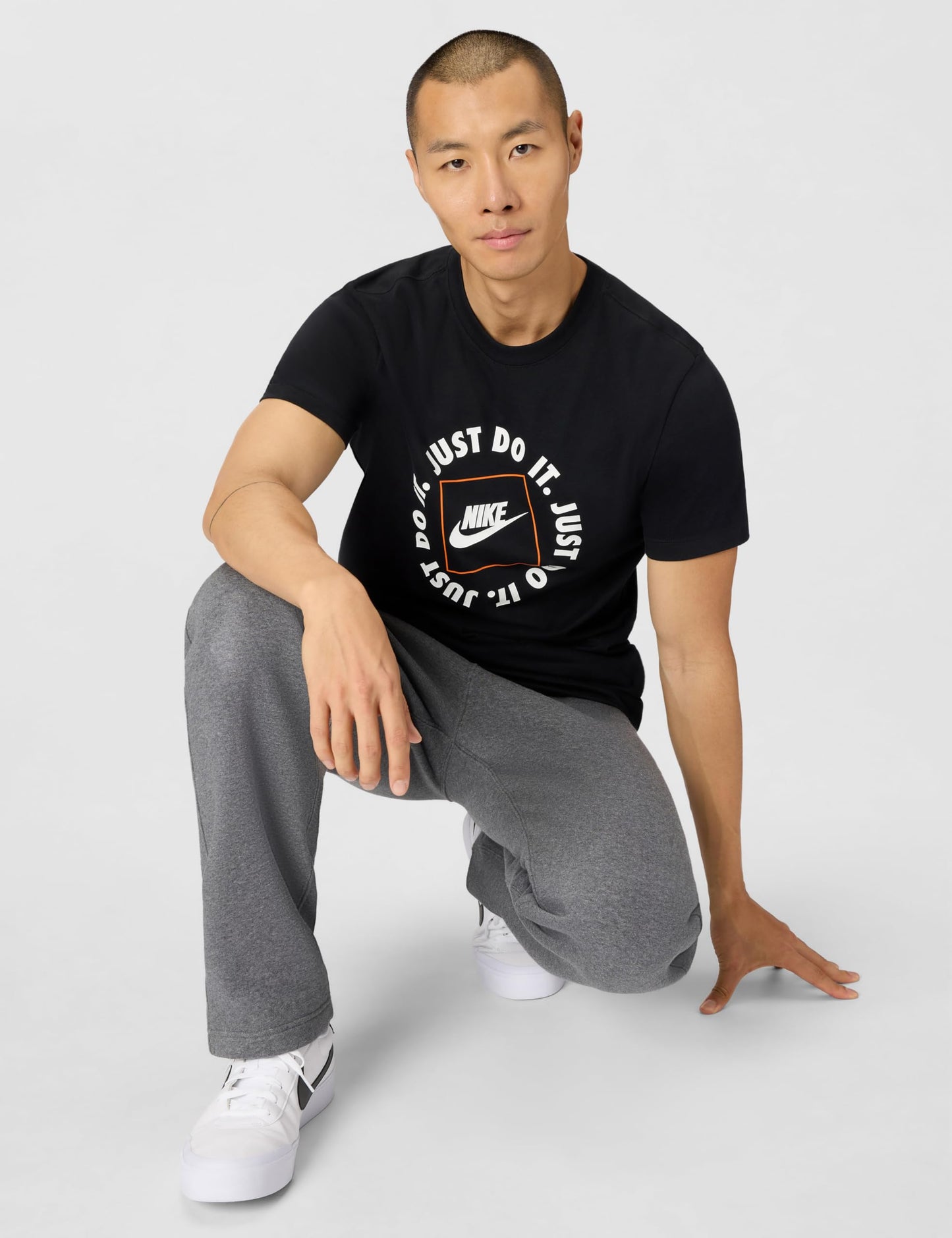 Nike Mens Sportswear Club T-Shirt (Just Do It Circle)
