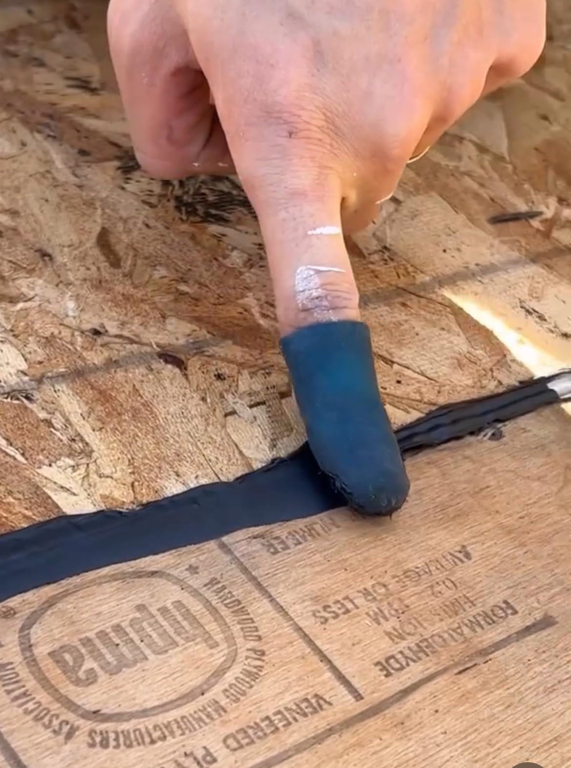 Caulking Applicator Tool for Professional Lines - Smooth Finish Every Time - No Mess, Easy Clean | 2-in-1 Reusable Universal Fit Wearable Tool