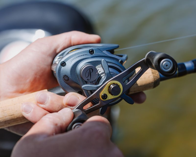 Pflueger President Baitcast Low Profile Reel, Freshwater Fishing Reel, Right Handle Position, Graphite Construction, Multi Disc Star Drag System