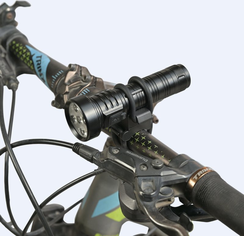 Universal Bike Flashlight Mount, 360° Rotation Tool-Free Bicycle Light Clamp, Fits 22.2-31.8mm Handlebars & 20-30mm Flashlights for Night Riding