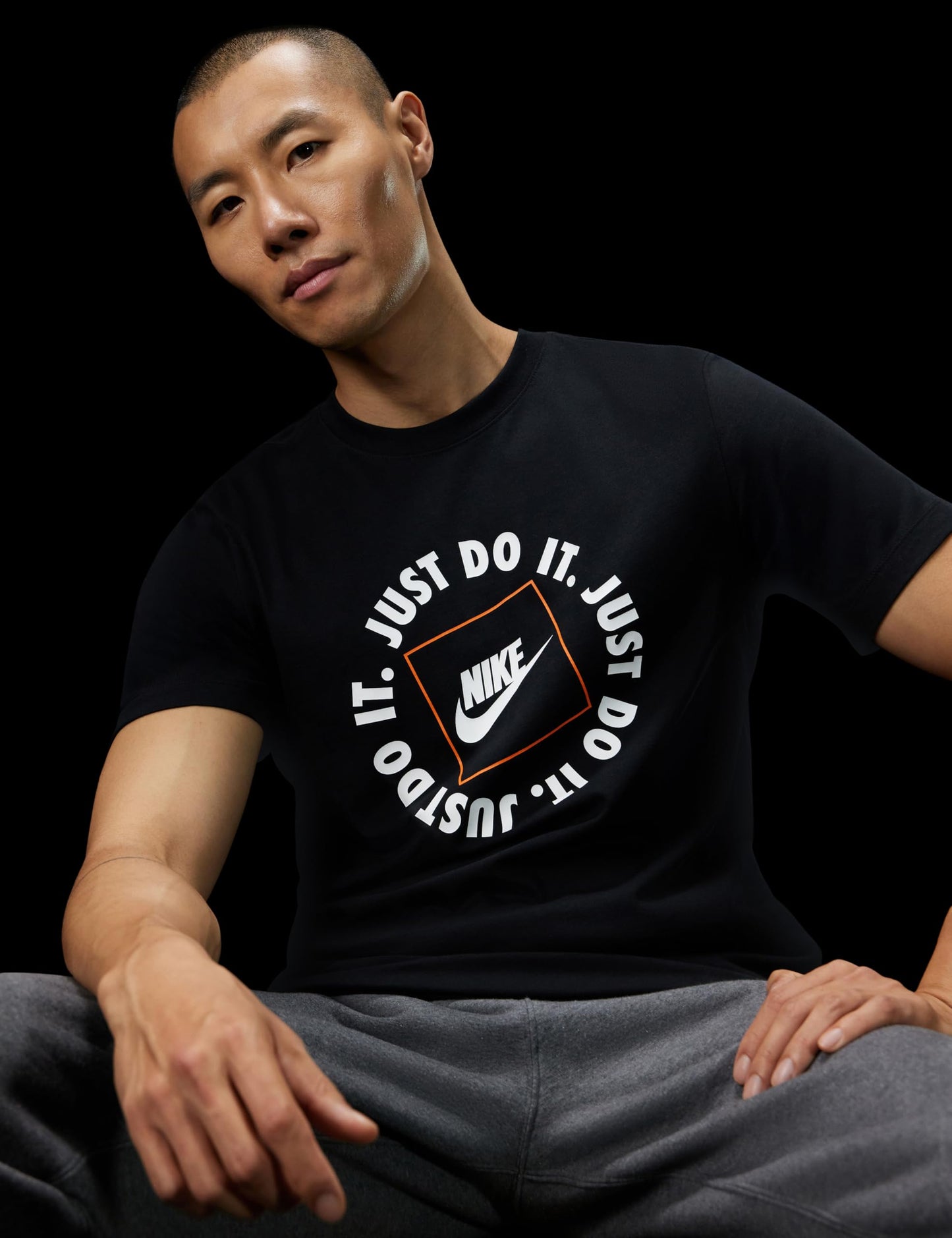 Nike Mens Sportswear Club T-Shirt (Just Do It Circle)