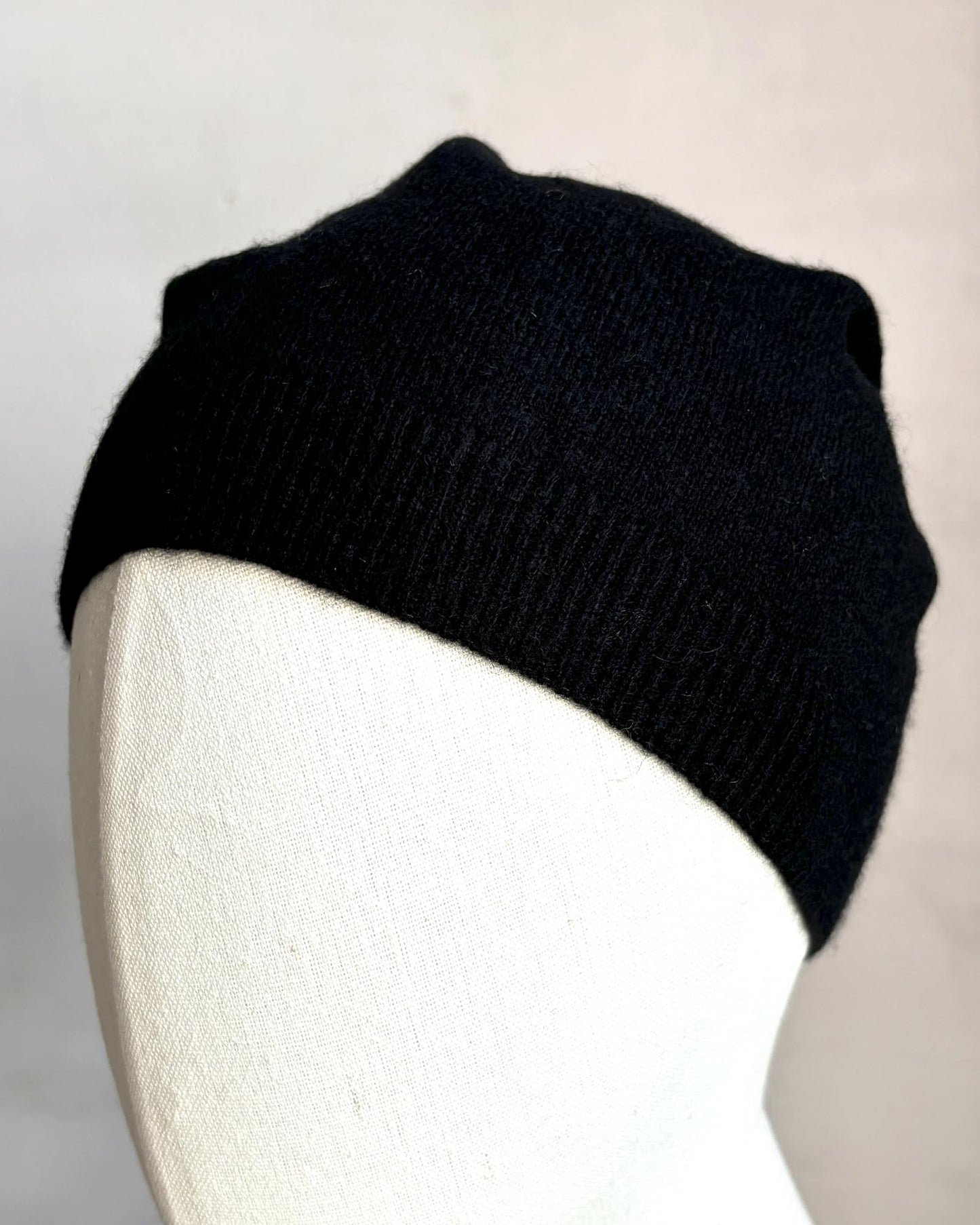 EILIZ 100% Pure Cashmere Beanie Unisex Skull Cap Lightweight Hat (US, Alpha, One Size, Black)