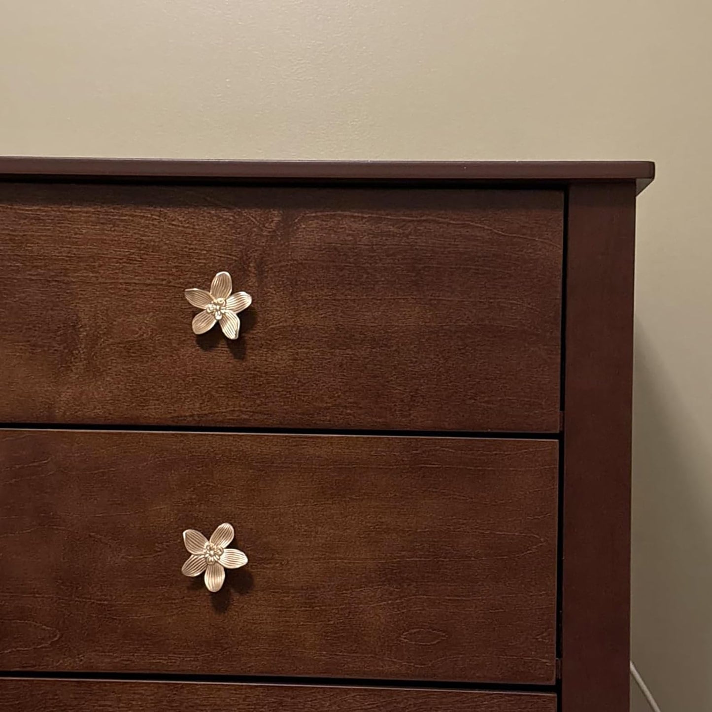 YEMCHI 2 Pack Gold Flower Knobs for Dresser Drawers, 2.36 inch Brushed Gold Cabinet Door Handles, Kitchen Cabinet Pulls for Drawer, Vanity Knobs of Bathroom Decoration Furniture Hardware (2 Flower)