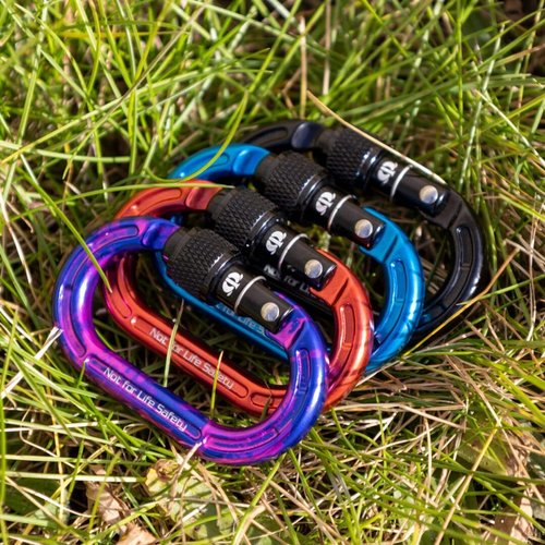 Omega Pacific Micro Raider – Mini Aluminum Keylock Screw-Lok Carabiner for Throwline, Gear Mounting, and Non-PPE Use – Oval Shape, 4kN Strength, Lightweight Accessory Connector - Red