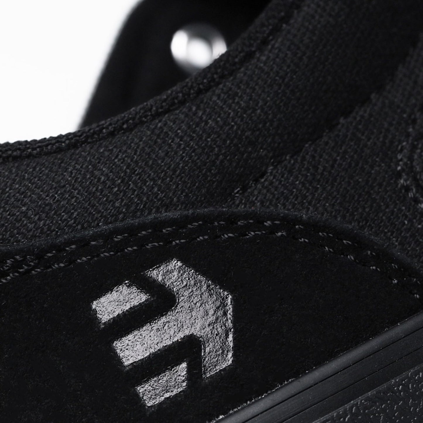 Etnies Barge LS – Classic Skate Look, Slim Vulcanized Silhoutte, Hefty Armored Collar, Reinforced Vulc - Black/Black/Black - 11.5