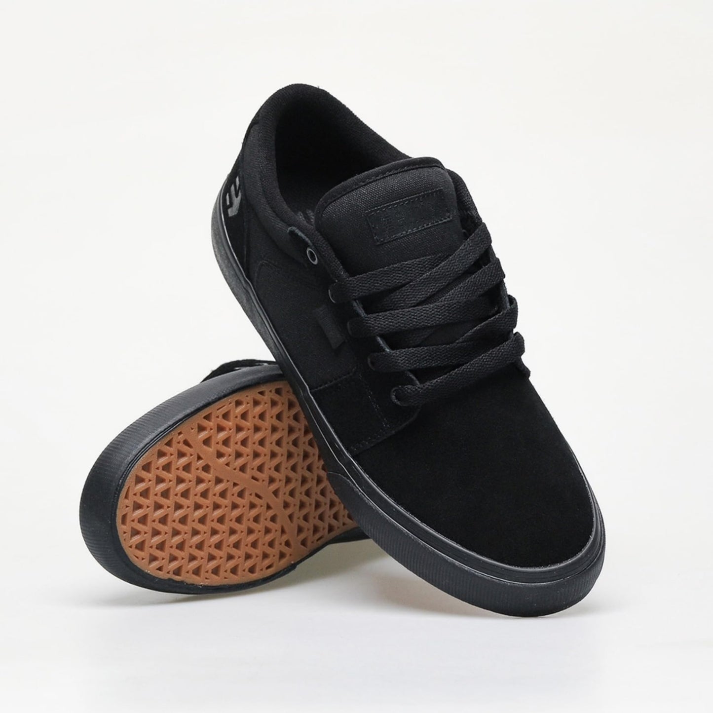 Etnies Barge LS – Classic Skate Look, Slim Vulcanized Silhoutte, Hefty Armored Collar, Reinforced Vulc - Black/Black/Black - 11.5