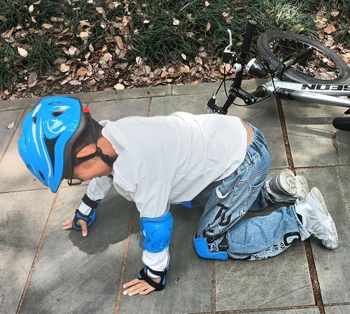 Kids Skateboard Protective Gear Boys Bike Helmet and Knee Pads Set with Elbow Pads Adjustable for 5-12 Years Kids Bicycle Roller Skates Kick Scooter Hoverboard Blue