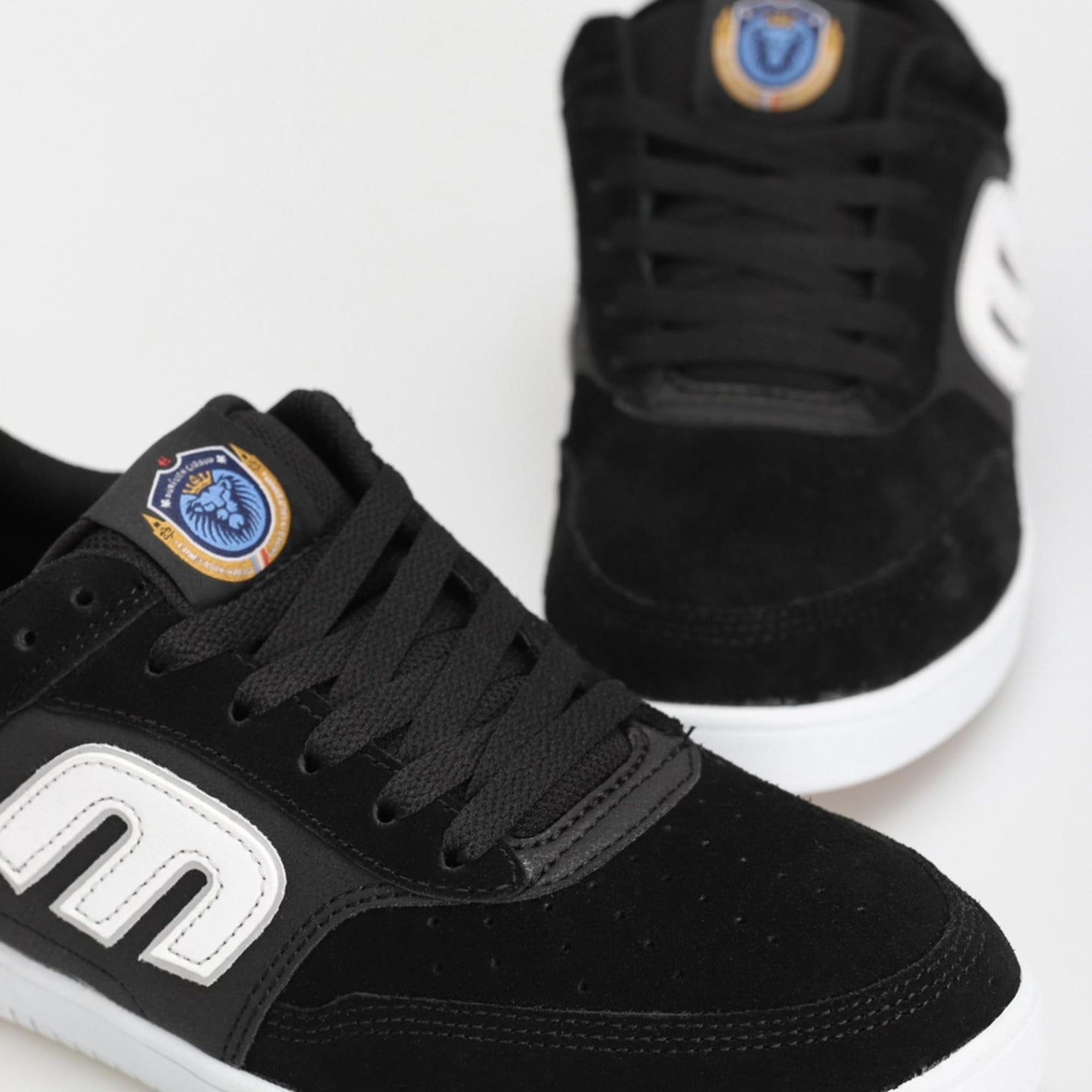 Etnies The Aurelien – Contemporary Athletic Skate Look, Reinforced Build, Michelin Outsole 3 x More Durable - Black/White - 11.5