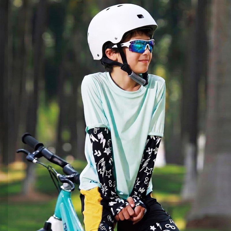 Xenchi Kids Cycling Glasses, UV Protection, Polarized Lenses, Adjustable Nose Pads, 3 Interchangeable Lenses, Lightweight Sports Glasses for Boys & Girls, Outdoor Cycling, Running & More (White Blue)