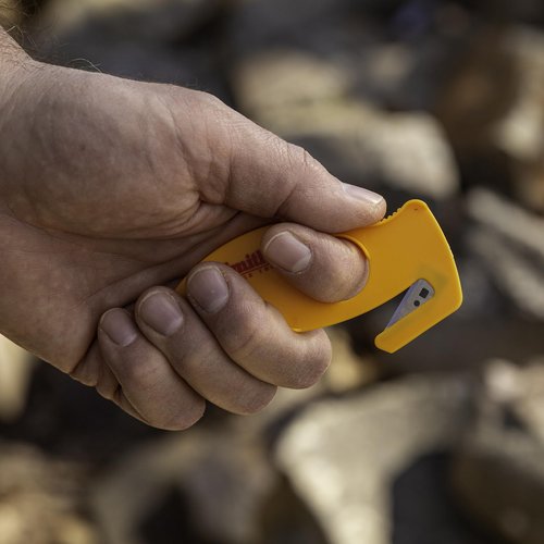 Smith's 51397 Field Dressing Combo Kit – Skinning Knife – 2x Gut Hooks – Surgical-Grade Steel Blade – Plastic Blade Cover – Disposable Cleaning Knives – Deet Hunting Knives – Lightweight, Yellow