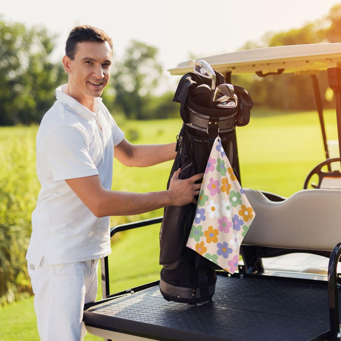 BEIANSHUO Cute Flowers Floral Golf Towel (16" X 24") with Carabiner Clip | Premium Microfiber Fabric | Golf Towel for Men and Women