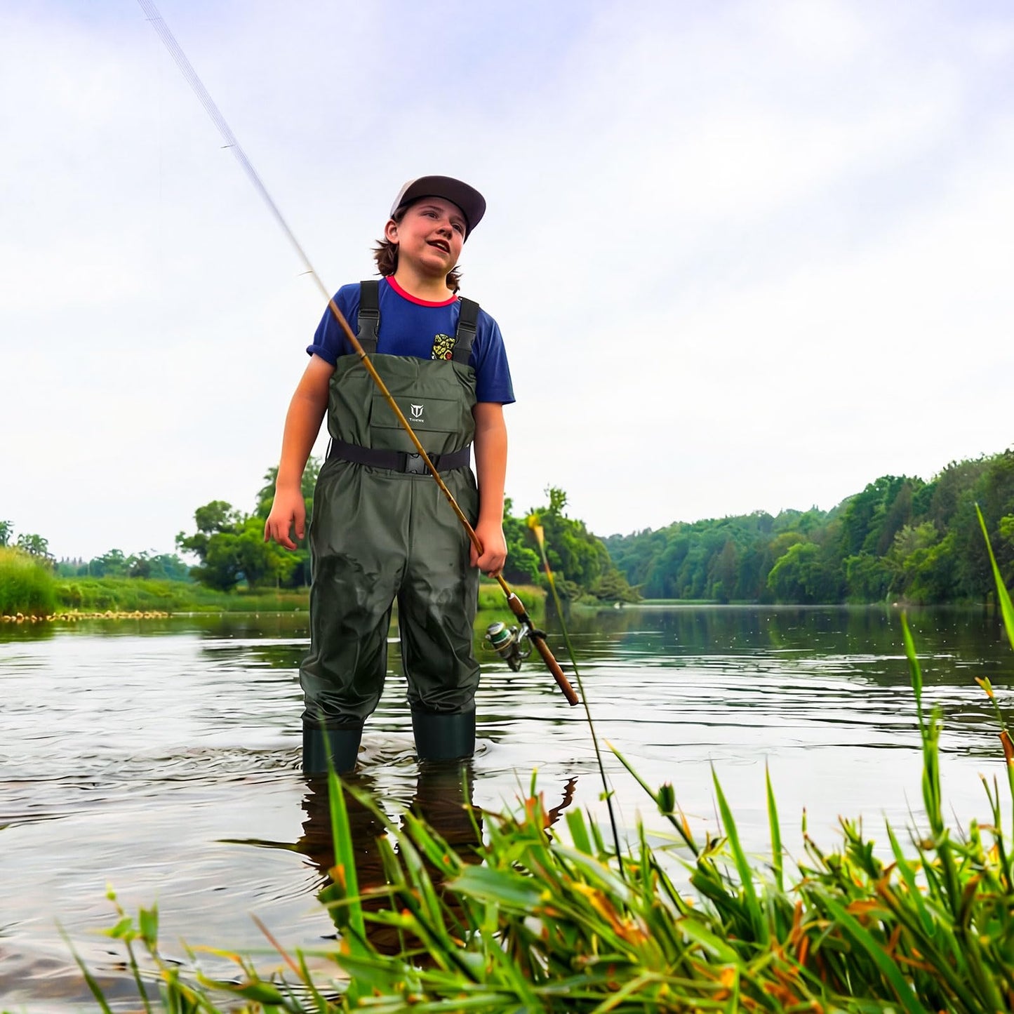 TIDEWE Chest Waders for Kids, Waterproof Youth Waders with Boot Hanger, Lightweight PVC Kids Chest Waders with Boot for Fishing & Hunting (Size 6/7 Little Kid)