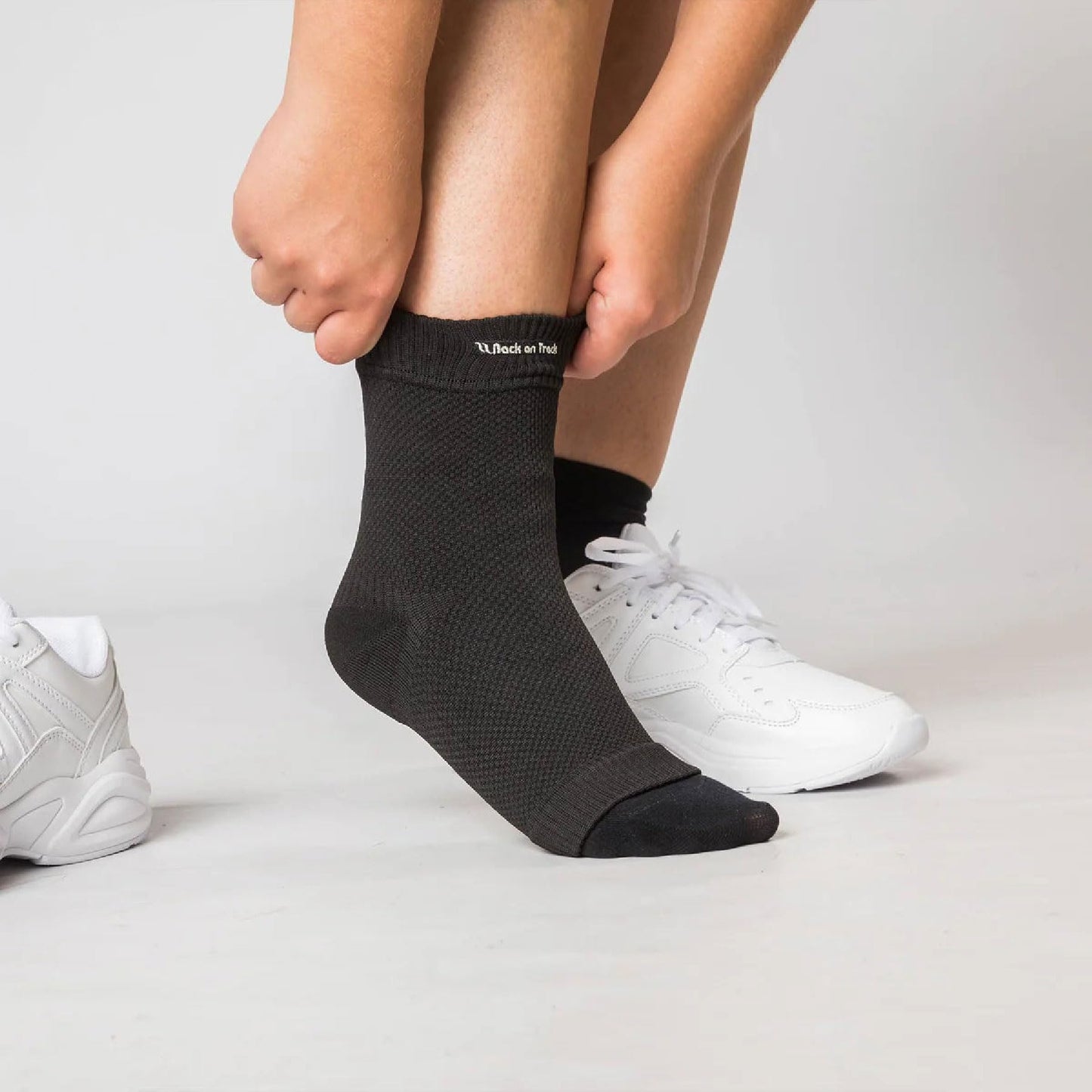 Back on Track Physio Ankle Brace 4-Way Stretch 1407 with Welltex Technology, Black, Medium