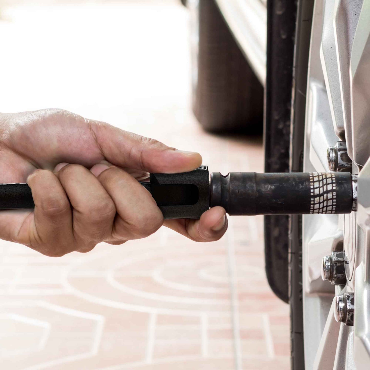 Aiourx 1/2'' Drive 17.5-Inch Breaker Bar, 250° Heavy Duty Head, Ball Lock Function, Chromium-Molybdenum Steel, Striking Laser Specifications, High Temperature Quenching Rod Body