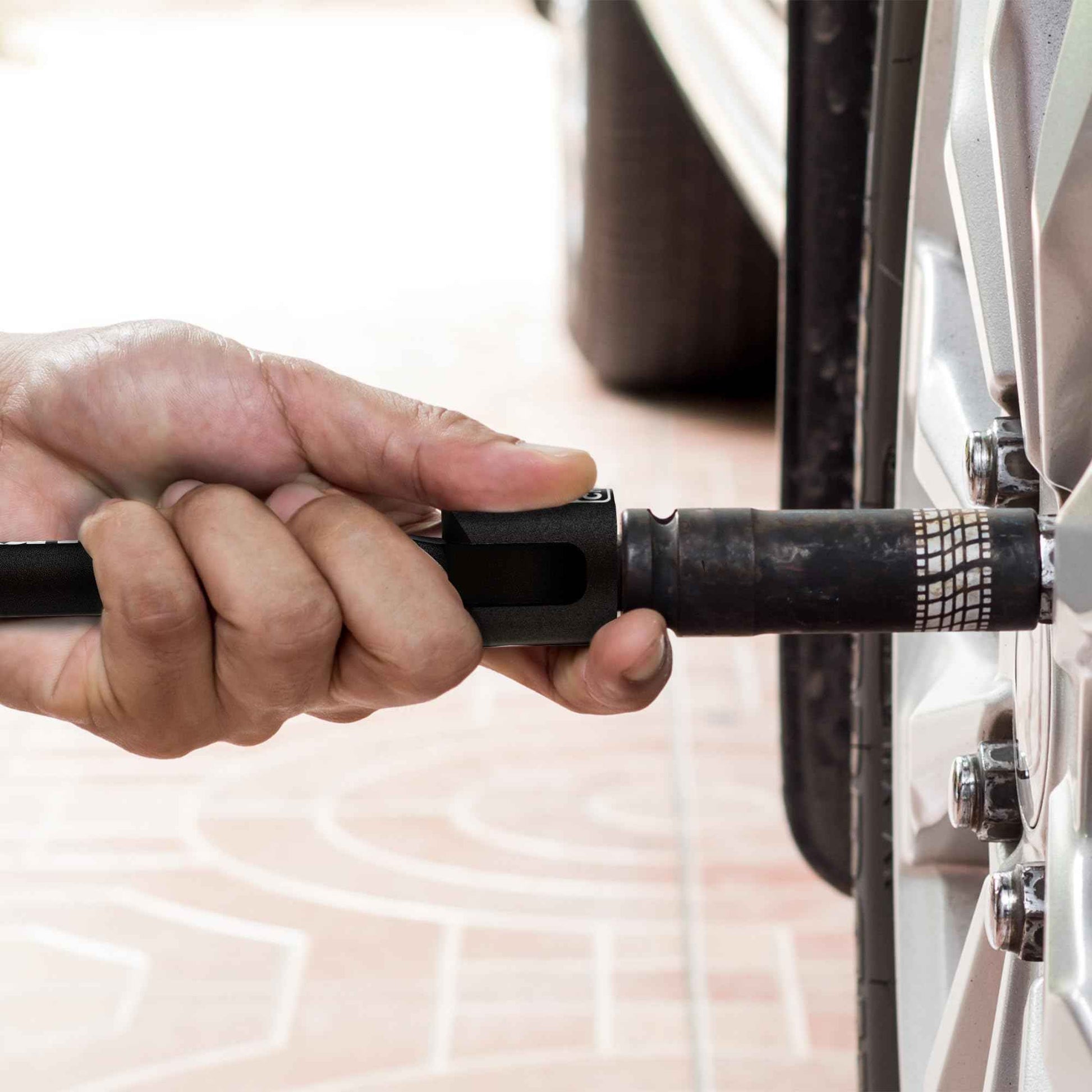 Aiourx 1/2'' Drive 17.5-Inch Breaker Bar, 250° Heavy Duty Head, Ball Lock Function, Chromium-Molybdenum Steel, Striking Laser Specifications, High Temperature Quenching Rod Body