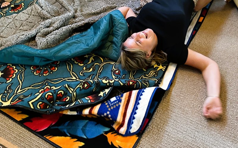 DOWN UNDER OUTDOORS Large Waterproof Windproof Extra Thick 340 GSM Quilted Sherpa Fleece Stadium Blanket, Machine Washable Camping Picnic & Outdoor, Beach, Dog, 82 x 55 (Black/Heather Grey)