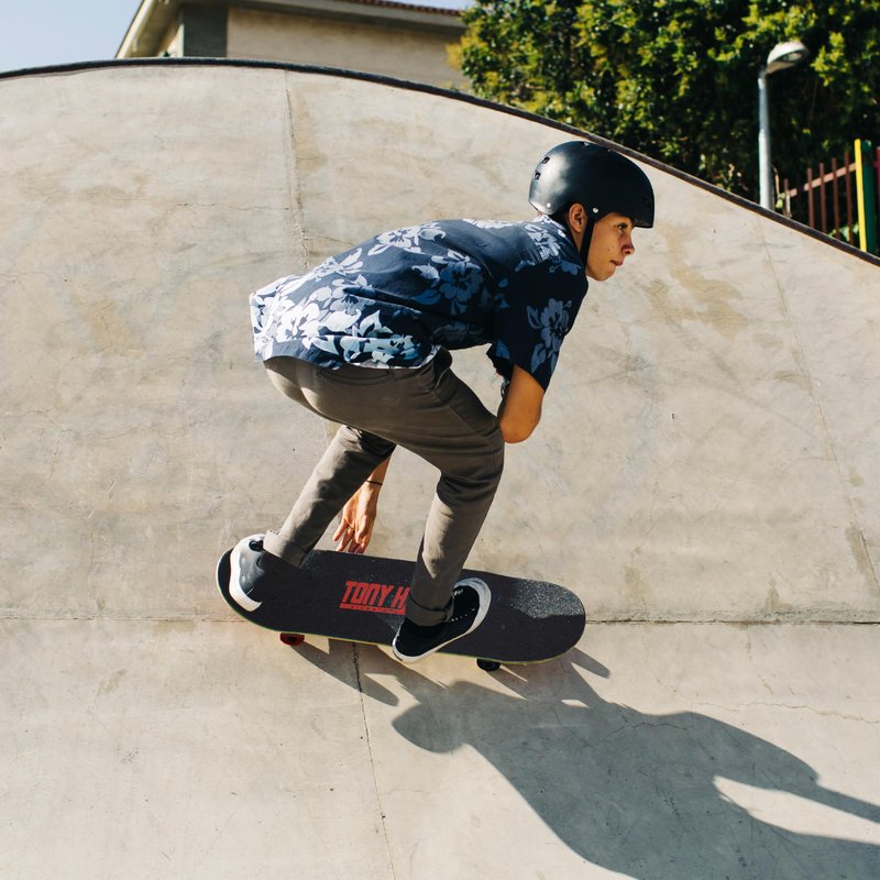 Tony Hawk 31 inch Skateboard, Tony Hawk Signature Series 2, 9-ply Maple Deck Skateboard for Cruising, Carving, Tricks and Downhill, Dagger/Cross/Skull