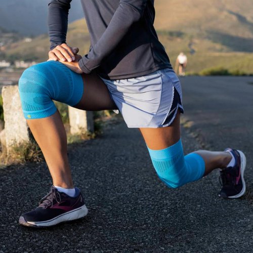 Bauerfeind Sports Compression Knee Support - Knee Sleeve for Relief and Support - Seamless Compression for better Performance - Lightweight & Durable - Black, Medium