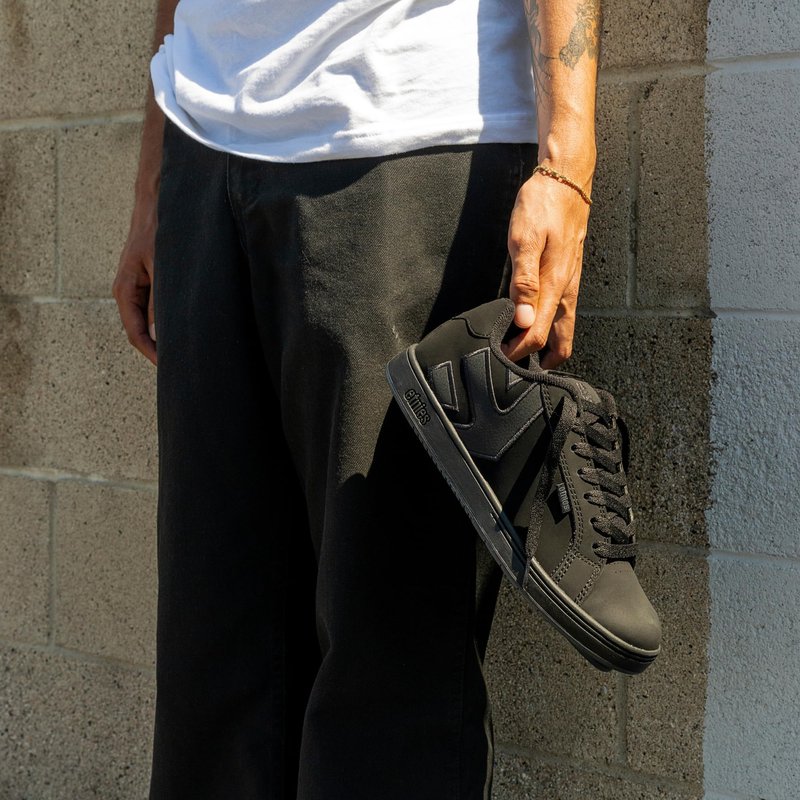 Etnies Fader – Classic Skate Heritage Style with on-Trend Puffy Look, Reinforced Cupsole, Cushioned Fit, Everyday Sneakers - Black Dirty Wash - 9.5