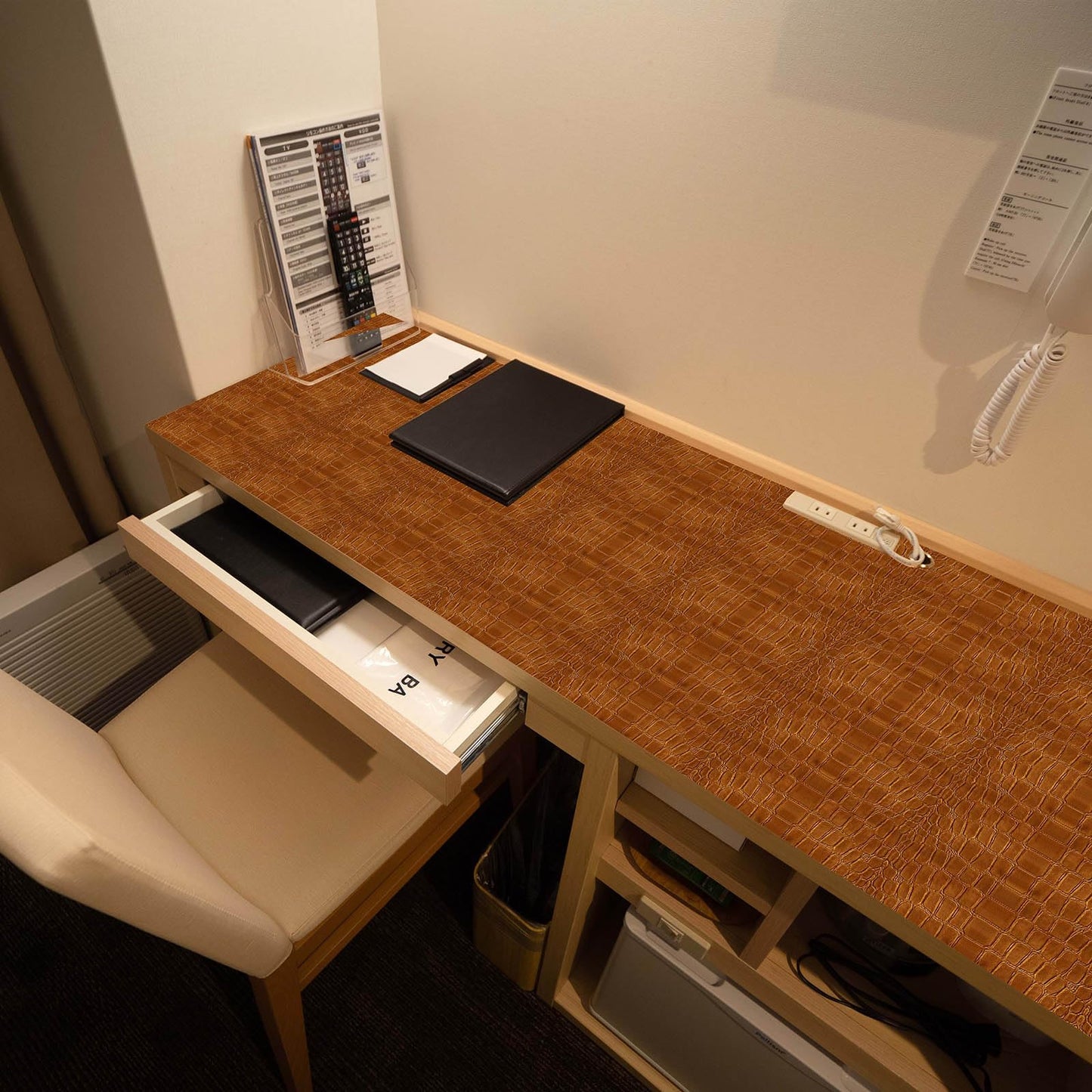 Wookmmy Vintage Dark Brown Faux Crocodile Print Wallpaper Peel and Stick 17.7"x78.7" Self Adhesive Removable Waterproof Contact Paper Renter Friendly for Bathroom Living Room Office Wallpaper