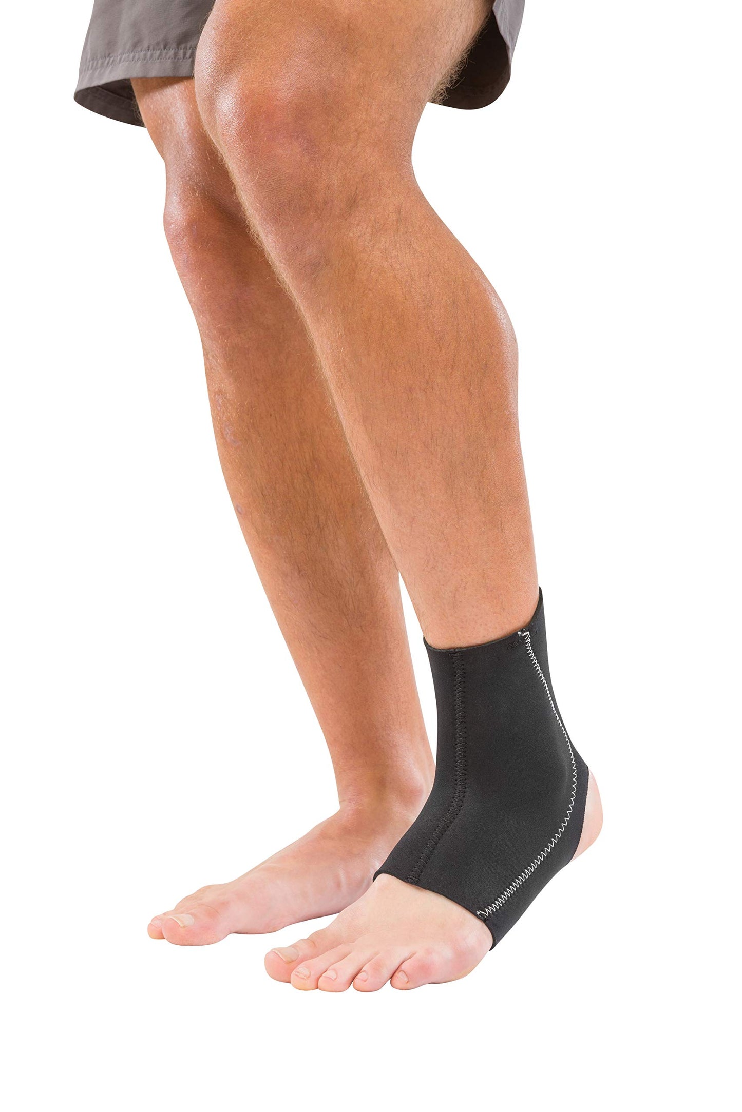 MUELLER Sports Medicine Neoprene Ankle Support Sleeve, Ankle Pain Relief Support for Men and Women, Ideal for Sprains, Strains, Arthritis, Black, Medium
