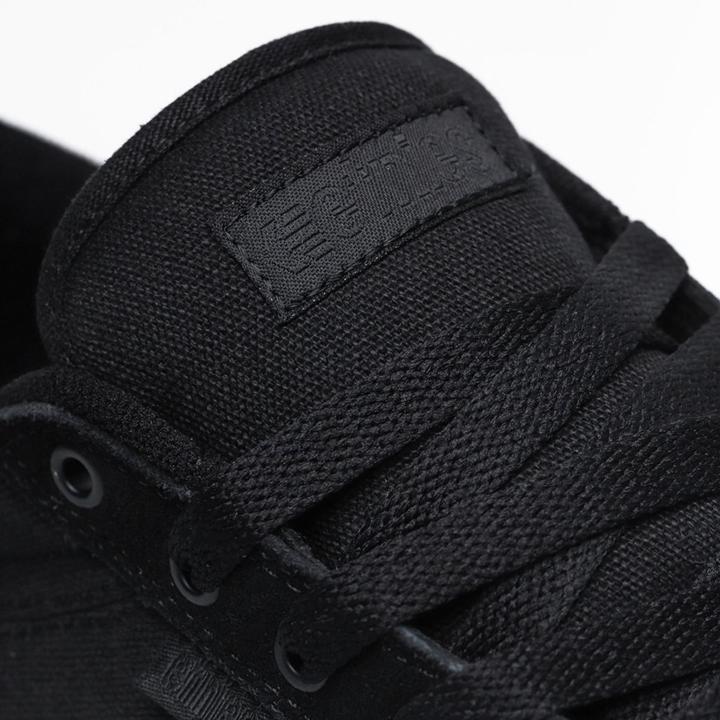 Etnies Barge LS – Classic Skate Look, Slim Vulcanized Silhoutte, Hefty Armored Collar, Reinforced Vulc - Black/Black/Black - 11.5