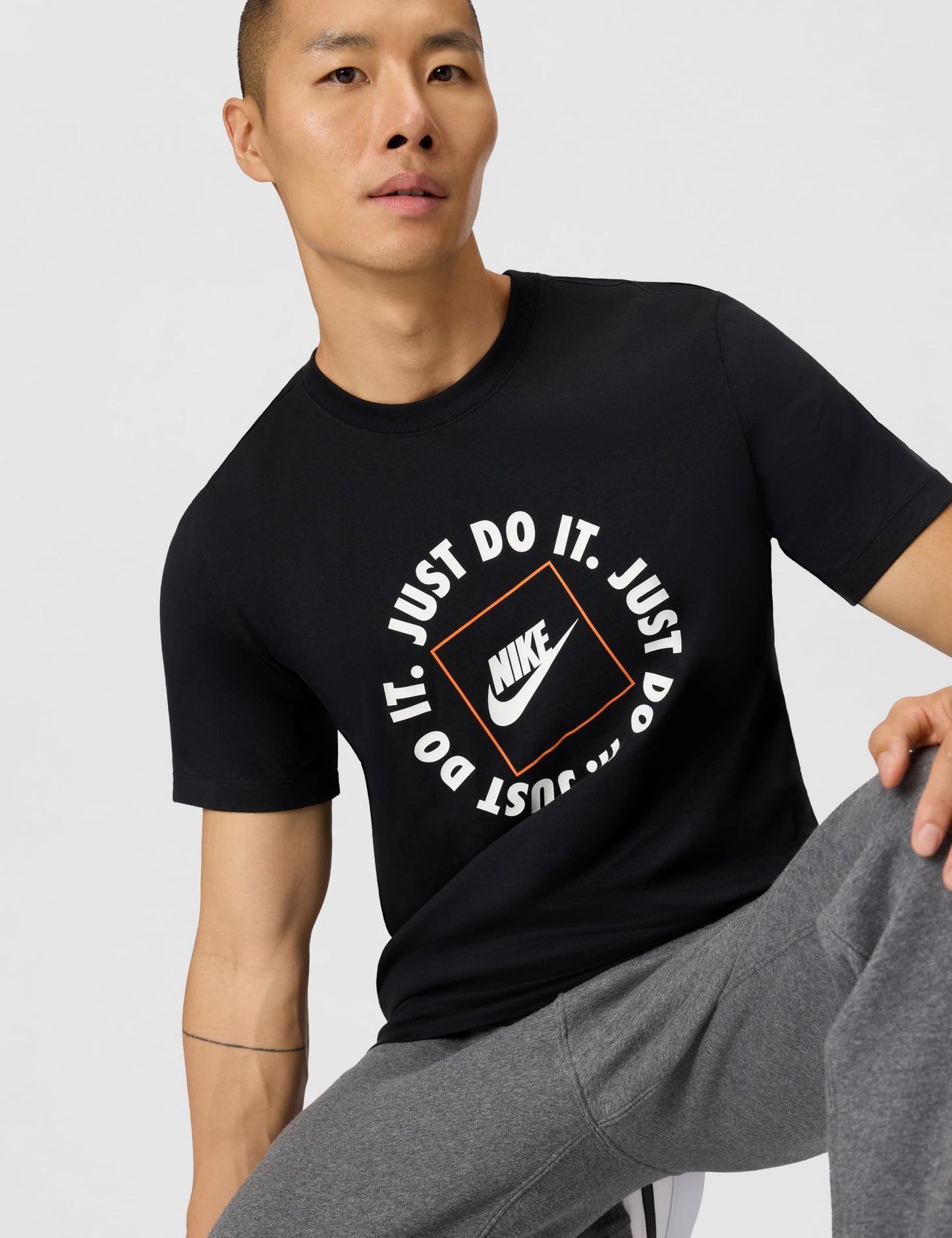 Nike Mens Sportswear Club T-Shirt (Just Do It Circle)