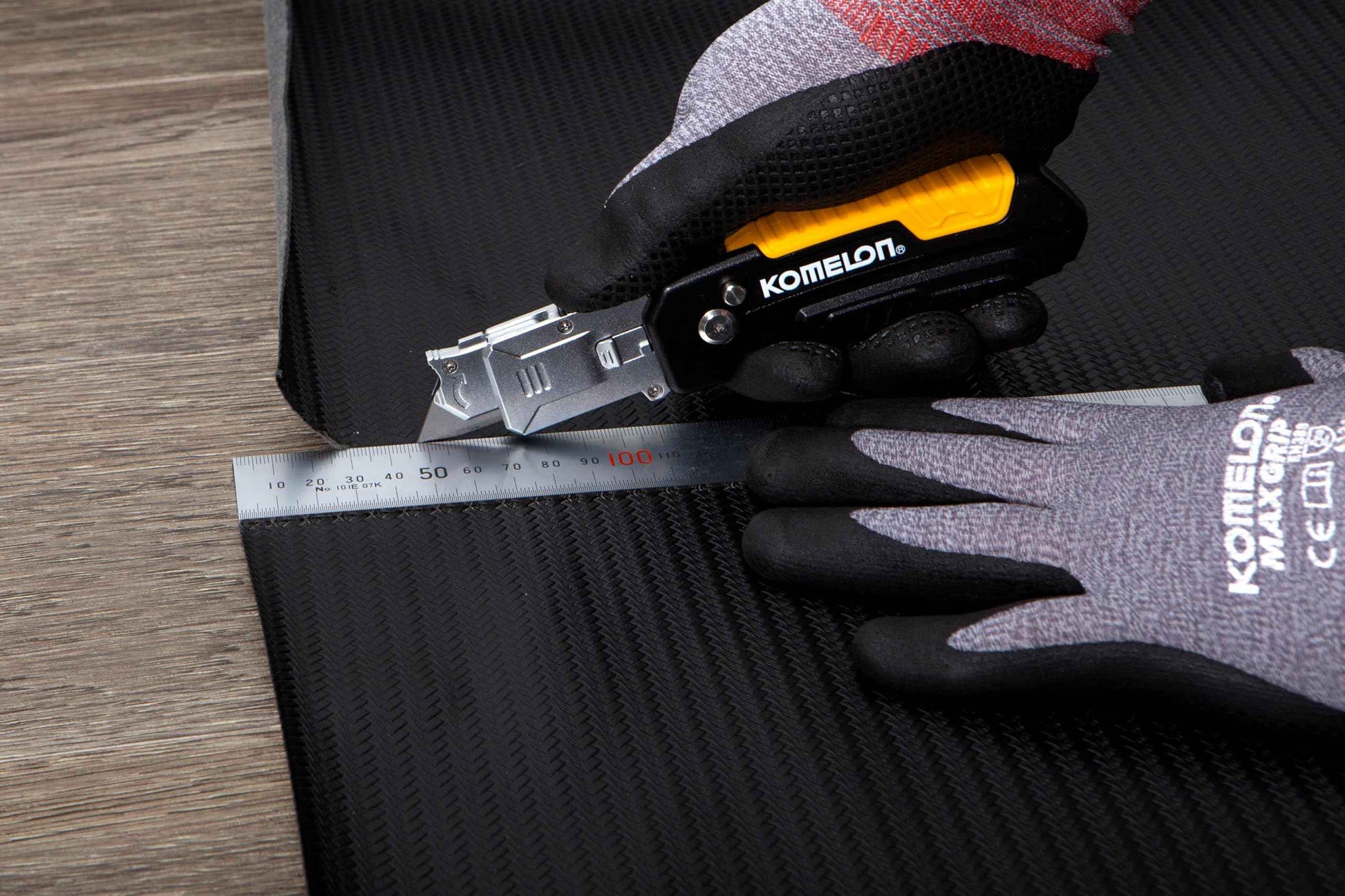 Komelon Folding 2-N-1 Utility Knife & Scraper