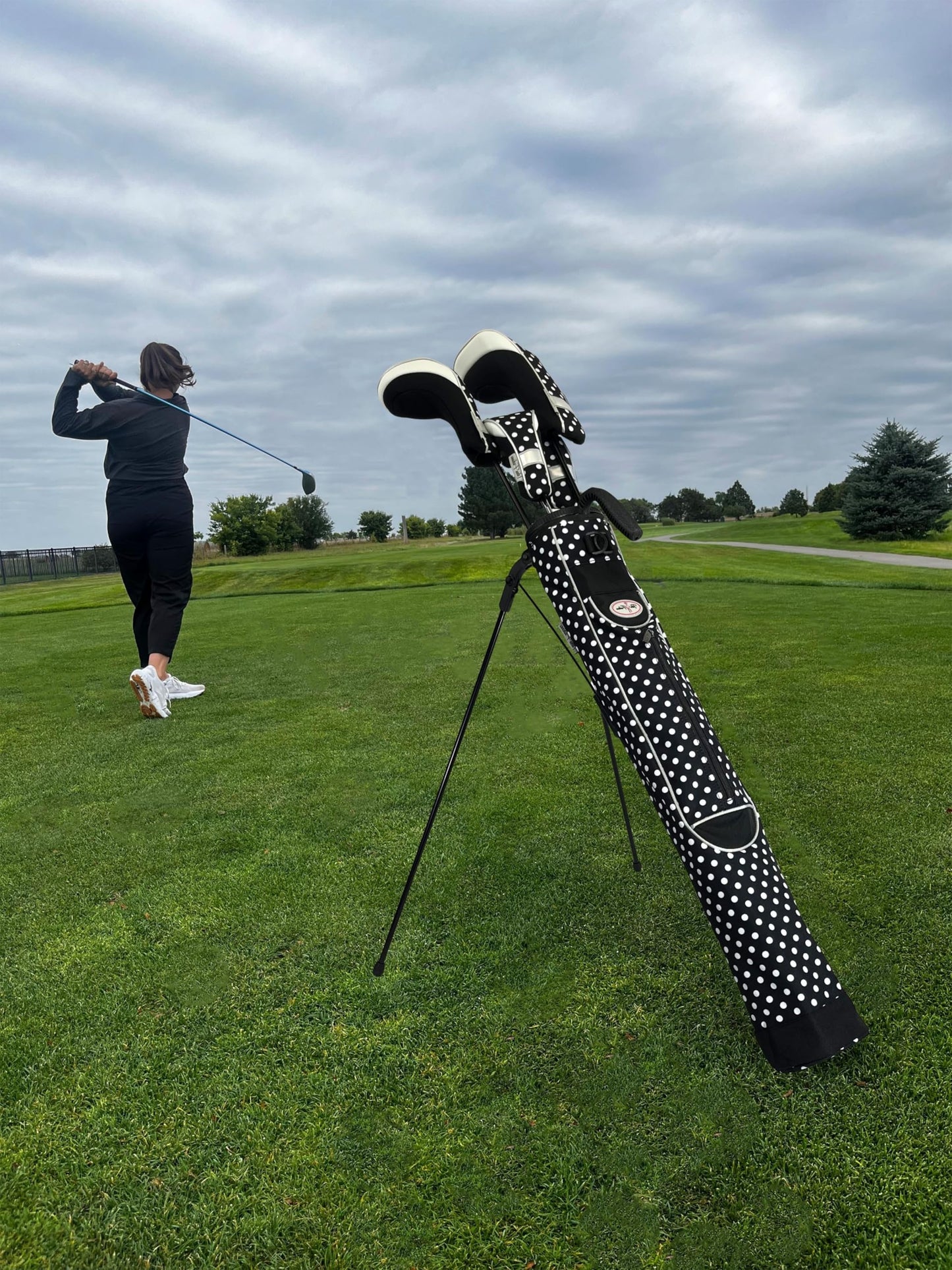 Taboo Fashion Sunday Golf Bags for Women - Lightweight Golf Range Bag with Self Flexing Stand and Shoulder Strap for Driving Range, Par 3 or Executive Course (City Lights)