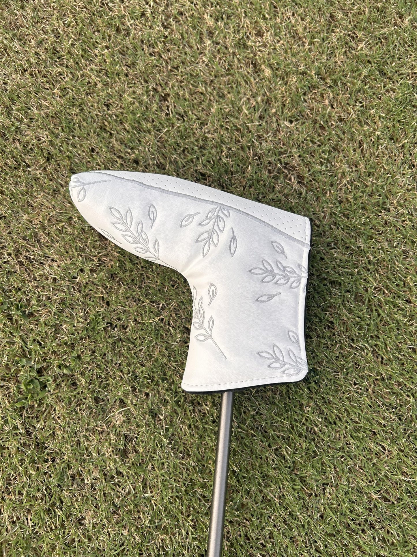 Golf Club Putter Head Cover, Leaf Leather Waterproof Magnetic Closure Golf Driver and Blade Mallet Putter Covers Fits All Brands Including Fairway Wood Odyssey Taylormade (Leaf Design)