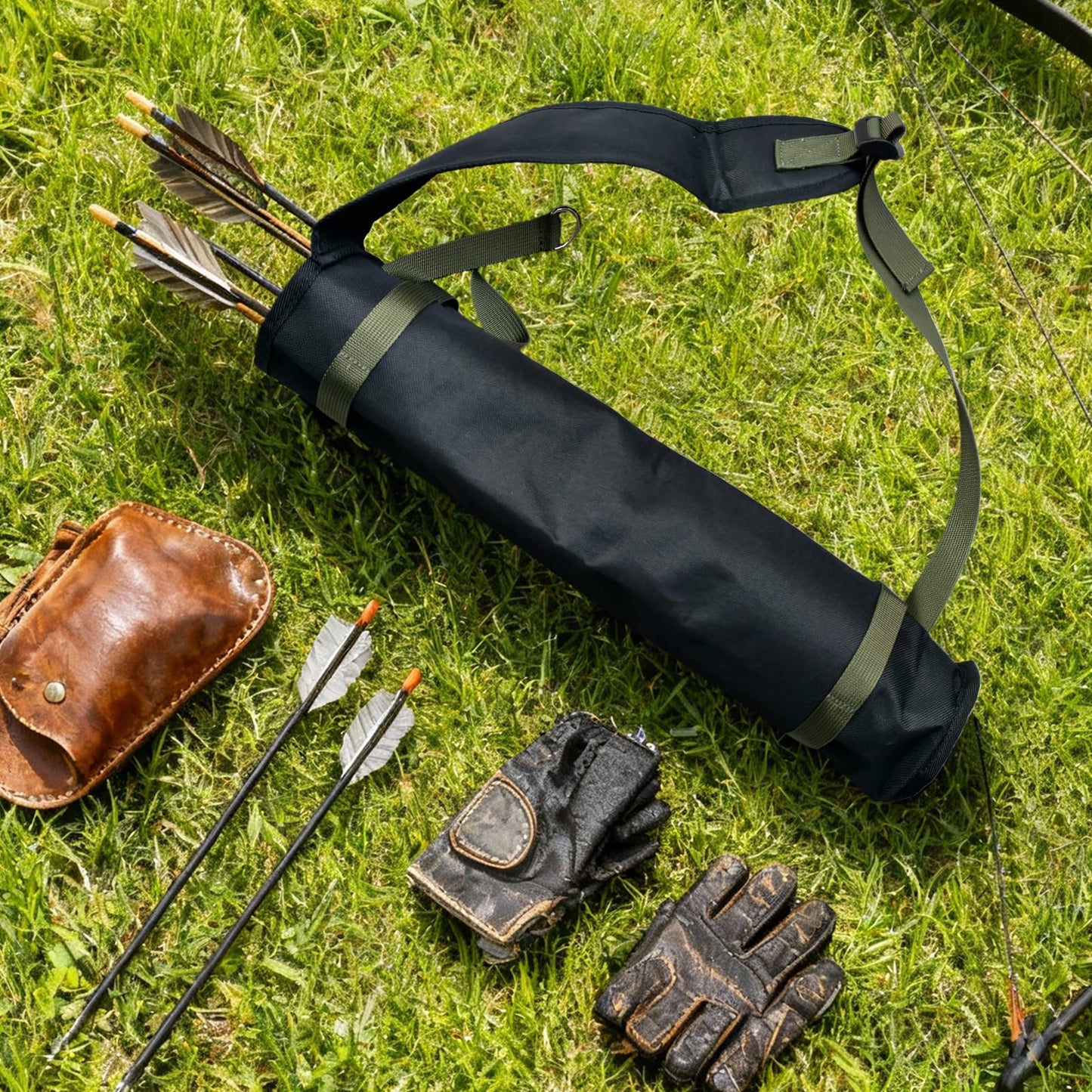 Quiver Arrow Holder, Oxford Cloth Archery Quivers, Adjustable shoulder strap Portable Arrow Quiver for Outdoor Hiking, Hunting, Training, Targeting, Cosplay, Only the Quiver Is Included (Black)