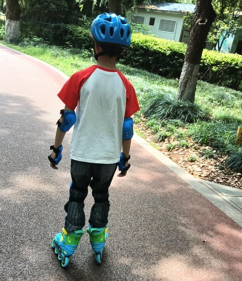 Kids Skateboard Protective Gear Boys Bike Helmet and Knee Pads Set with Elbow Pads Adjustable for 5-12 Years Kids Bicycle Roller Skates Kick Scooter Hoverboard Blue