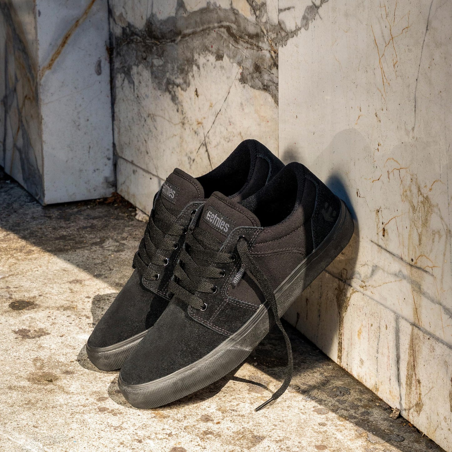 Etnies Barge LS – Classic Skate Look, Slim Vulcanized Silhoutte, Hefty Armored Collar, Reinforced Vulc - Black/Black/Black - 10.5