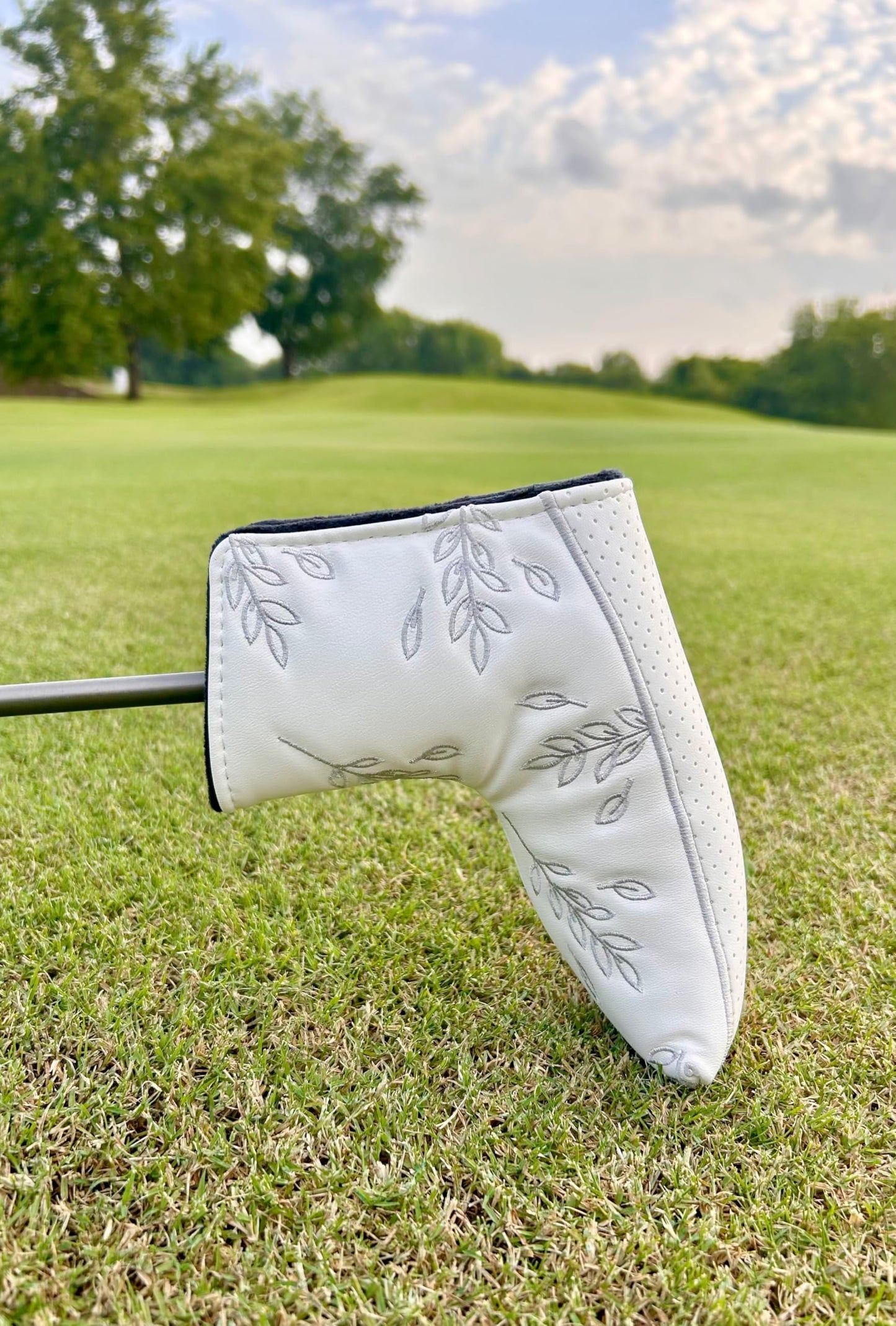 Golf Club Putter Head Cover, Leaf Leather Waterproof Magnetic Closure Golf Driver and Blade Mallet Putter Covers Fits All Brands Including Fairway Wood Odyssey Taylormade (Leaf Design)