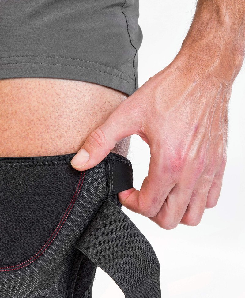 MUELLER Sports Medicine Patella Stabilizer Knee Brace for Men and Women, Knee Stabilizer for Compression & Pain Relief, Ideal for Arthritis, Sprains, Swelling, Black, Large